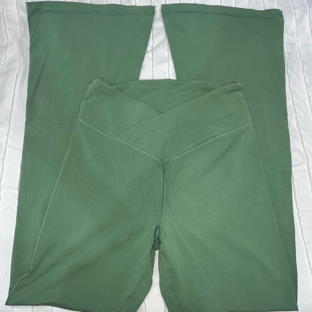 VS Pink crossover flare leggings